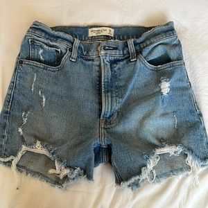 Abercrombie 4” high rise Mom Short